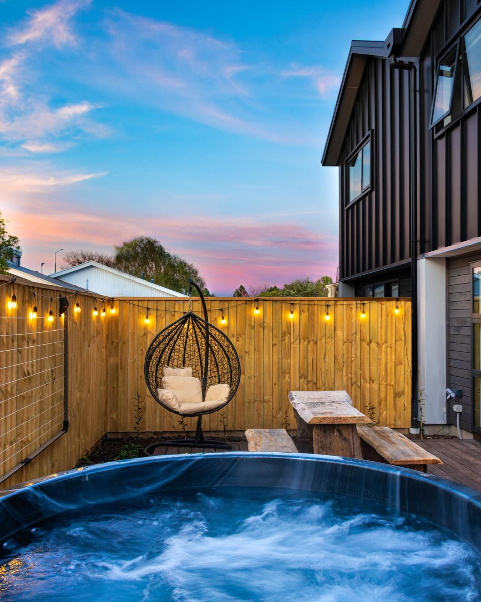Cozy Retreat With Hot Tub Apartment ไครสต์เชิร์ช ภายนอก รูปภาพ